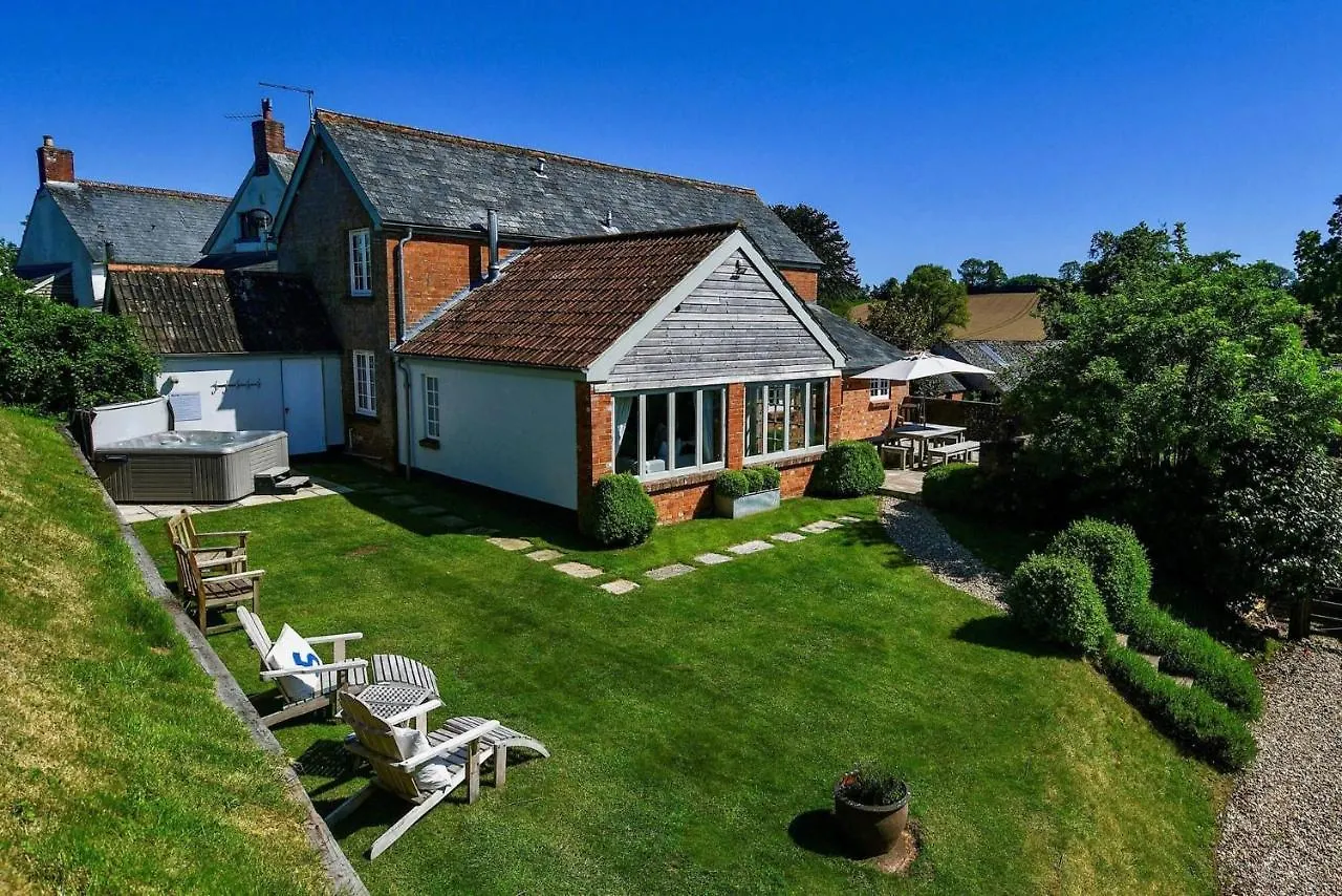 Elliotts Barns - With Hot Tubs, Close To Coast Venn Ottery United Kingdom