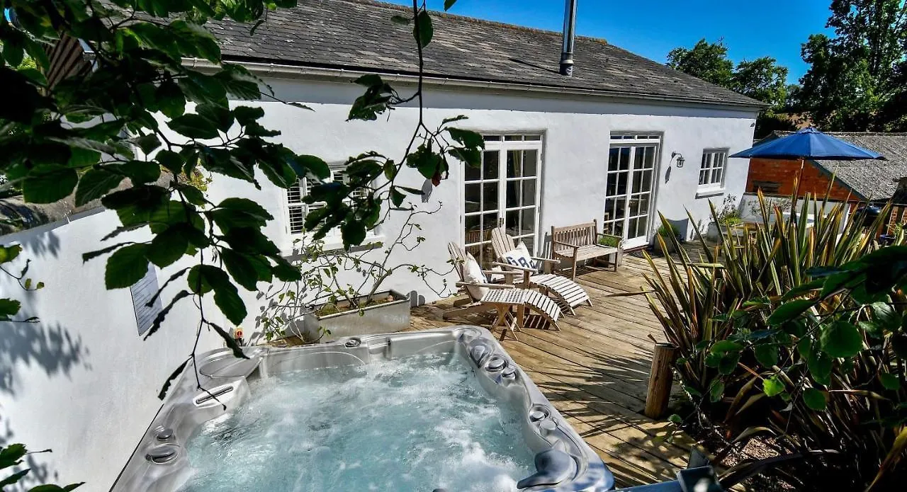 Elliotts Barns - With Hot Tubs, Close To Coast Venn Ottery 0*,  United Kingdom