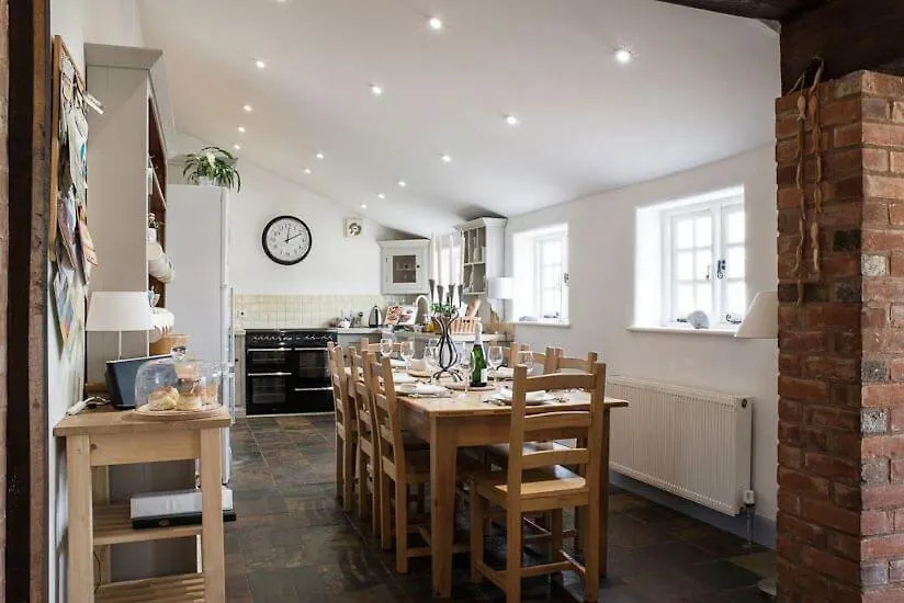 Elliotts Barns - With Hot Tubs, Close To Coast Venn Ottery Holiday home